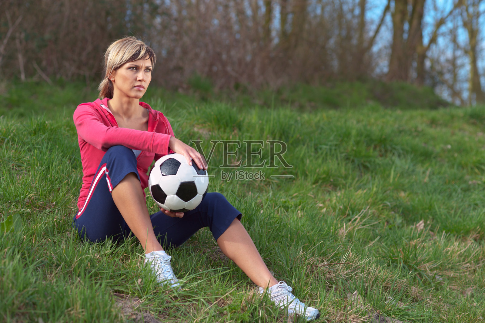 女运动员坐在一个球照片摄影图片