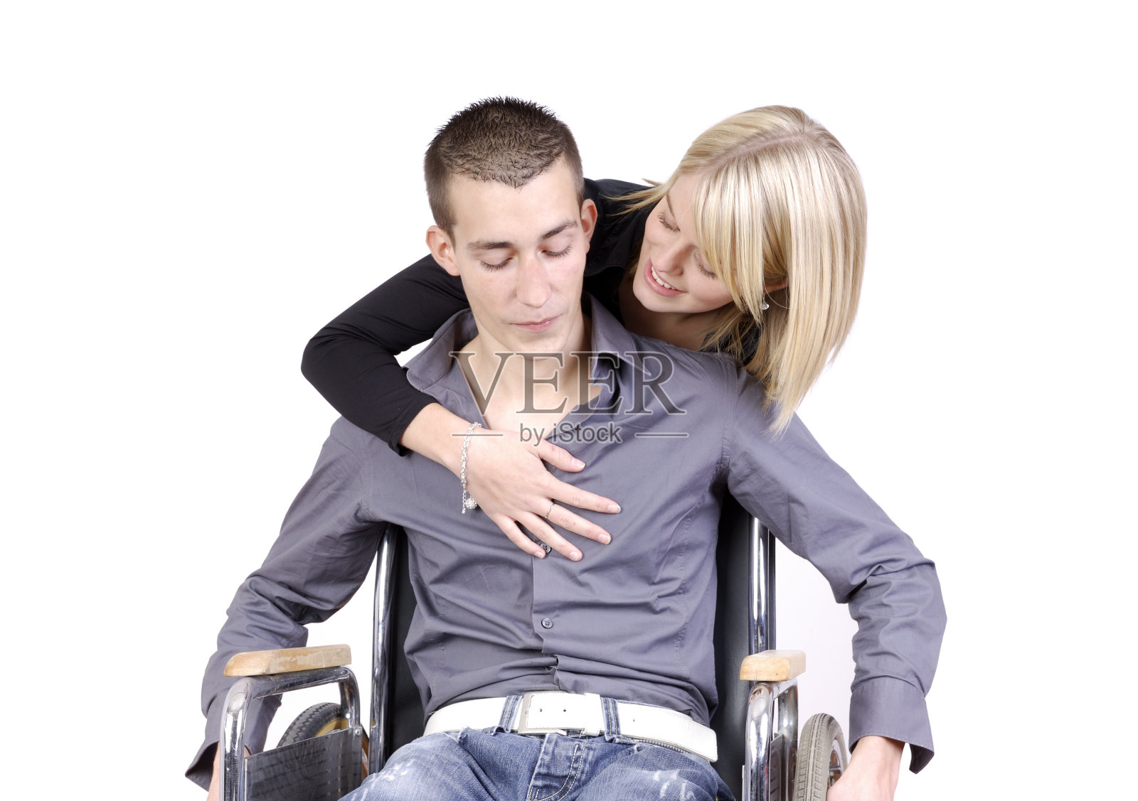 一个年轻女人在照顾一个坐轮椅的男人照片摄影图片