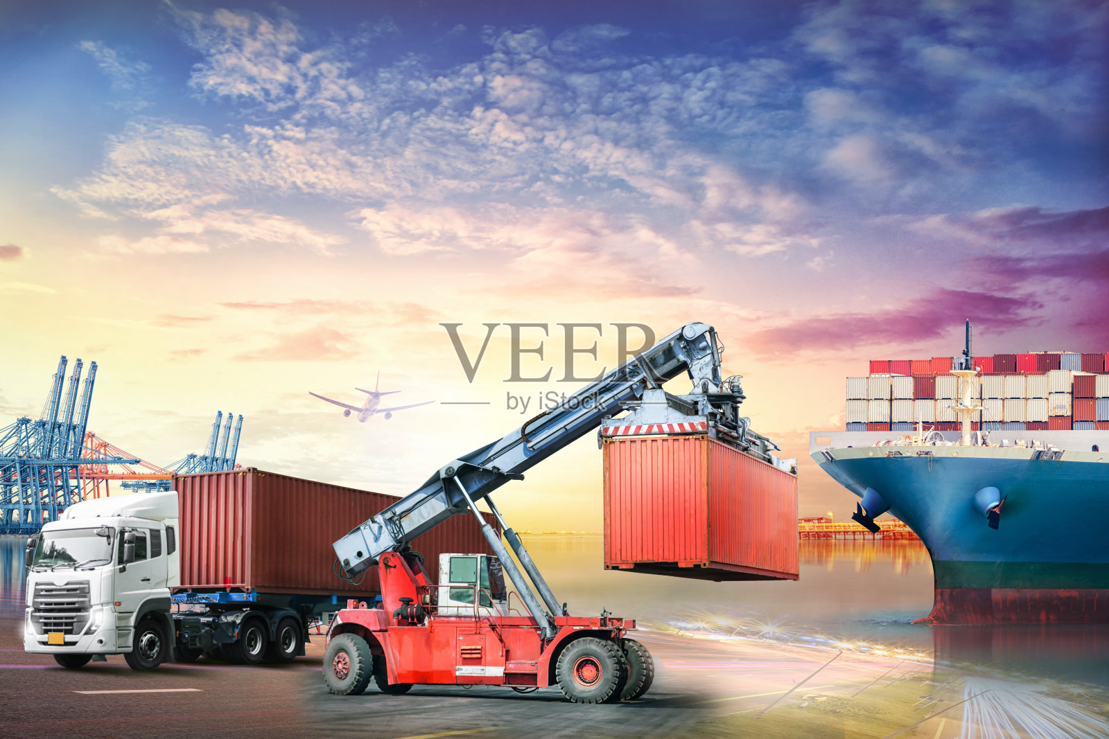 夕阳背景下港口集装箱卡车与货船的物流进出口背景与运输产业照片摄影图片