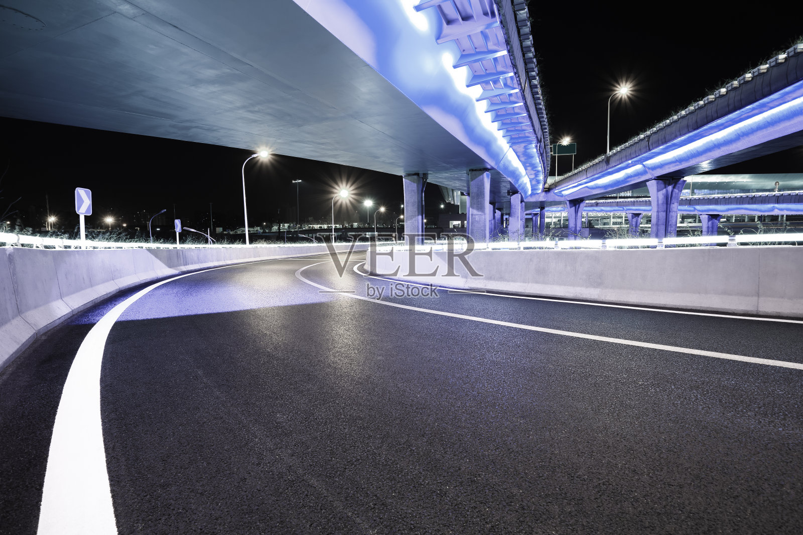 空路楼与城市立交桥高架桥的霓虹灯夜景照片摄影图片