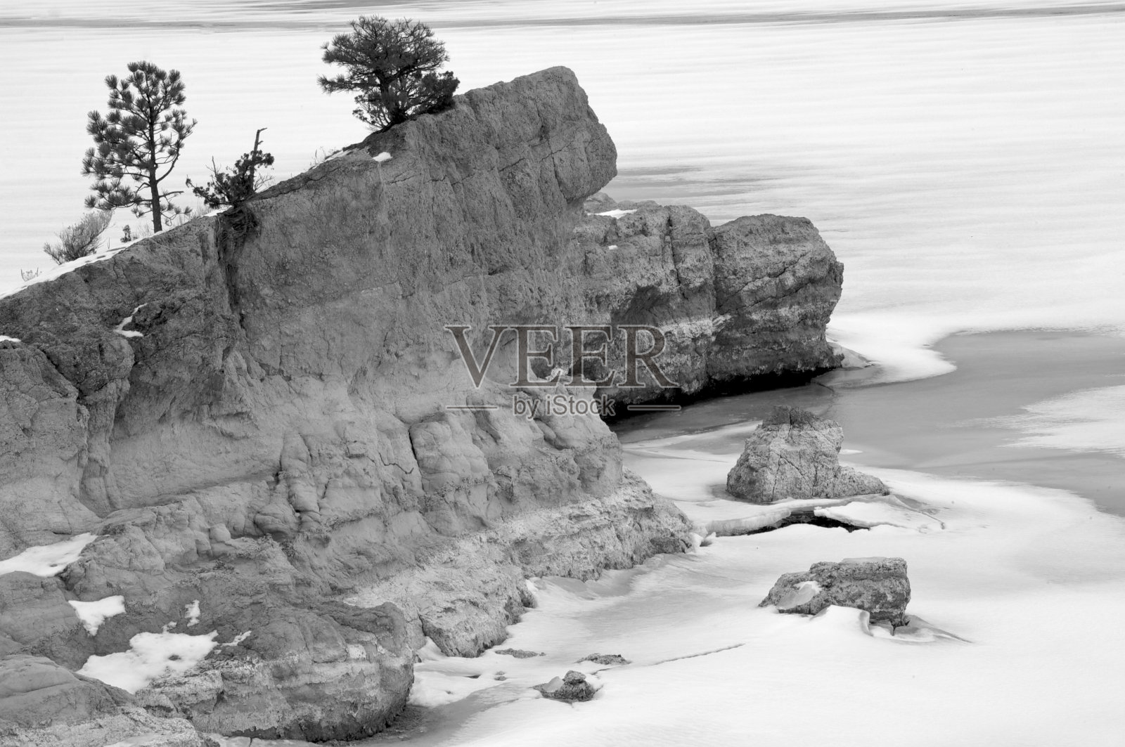 罗克岛耸立在结冰的湖面上。照片摄影图片