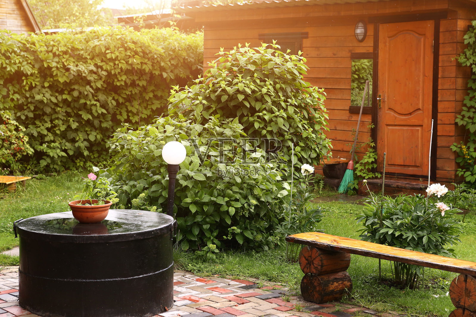 正式花园的一部分与棚长凳烧烤处的夏季照片照片摄影图片
