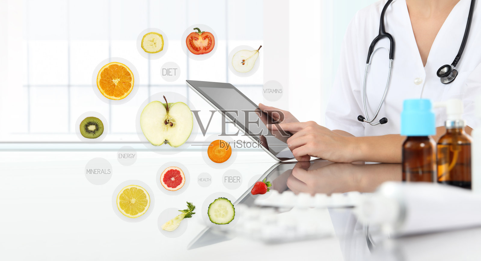 健康食品补品概念，营养师医生手触数码平板上象征水果背景照片摄影图片