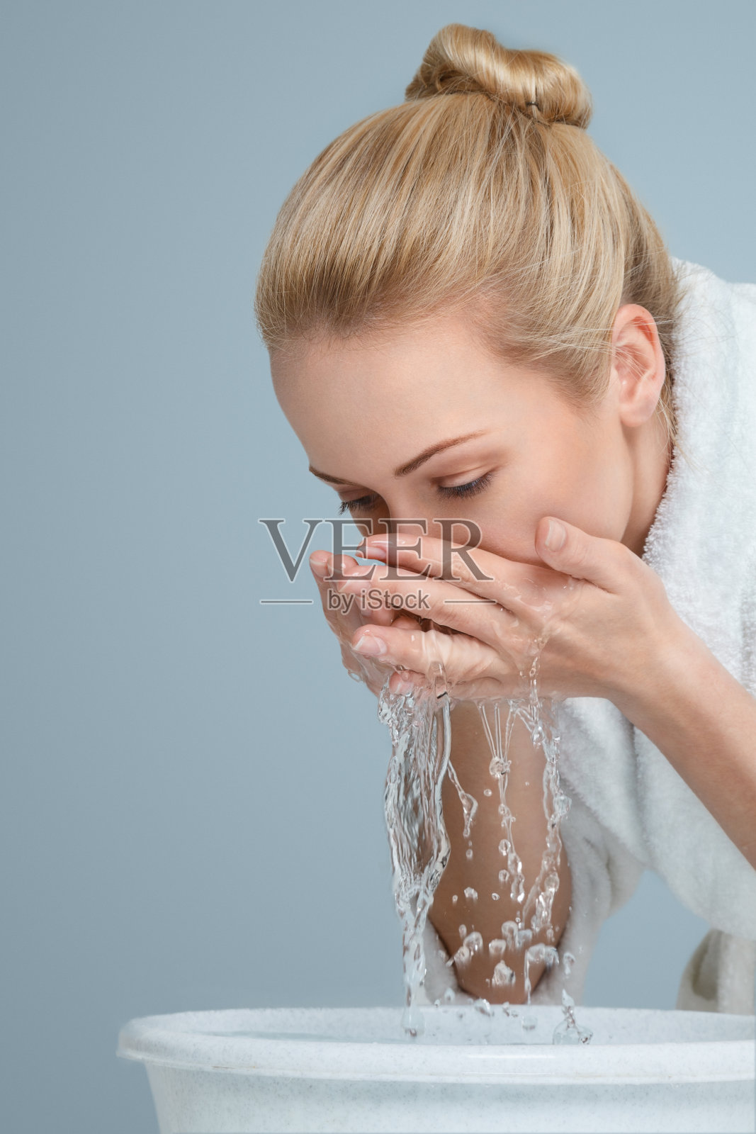 年轻女子在洗脸照片摄影图片