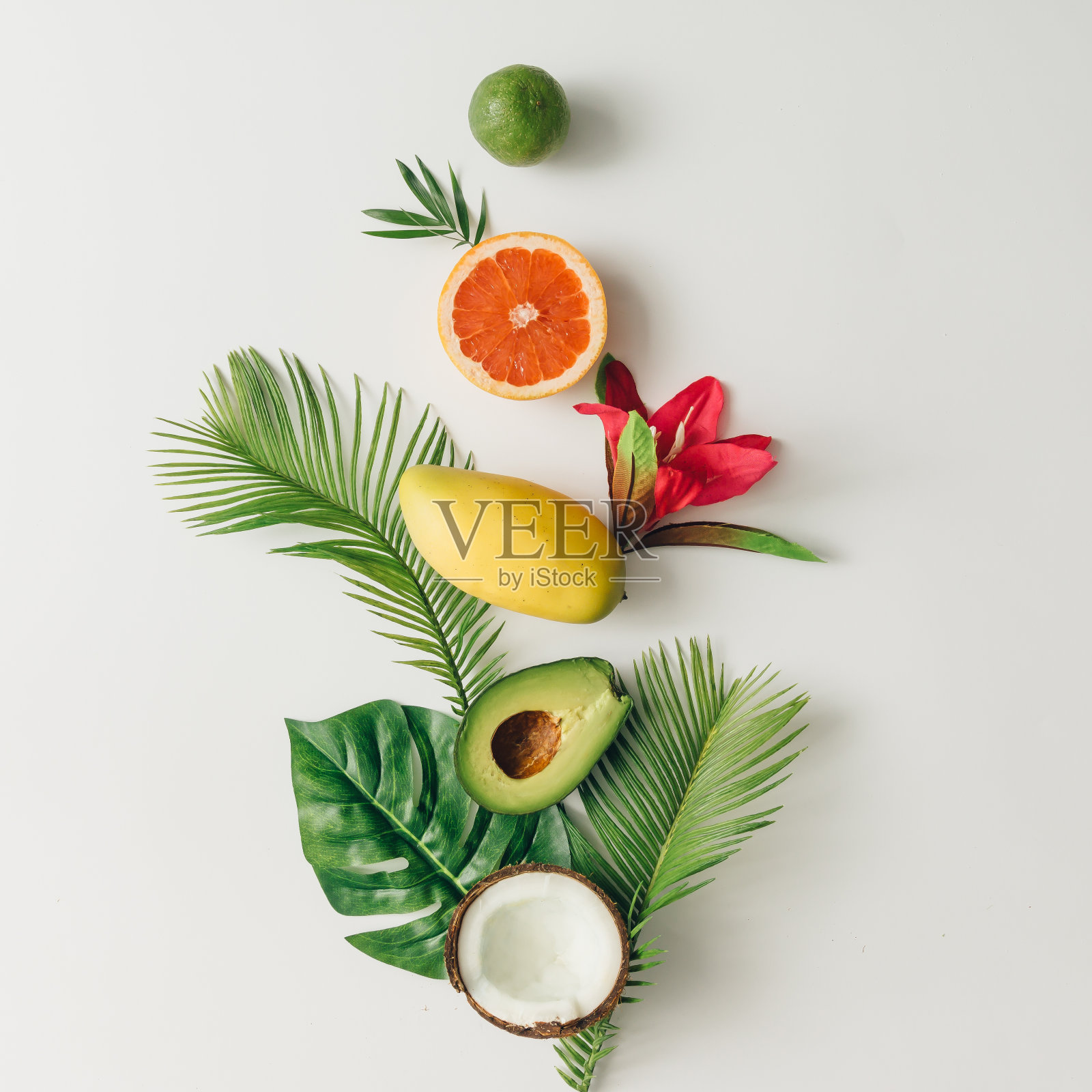 夏季热带水果和树叶的创意布局。平的。食品的概念。照片摄影图片