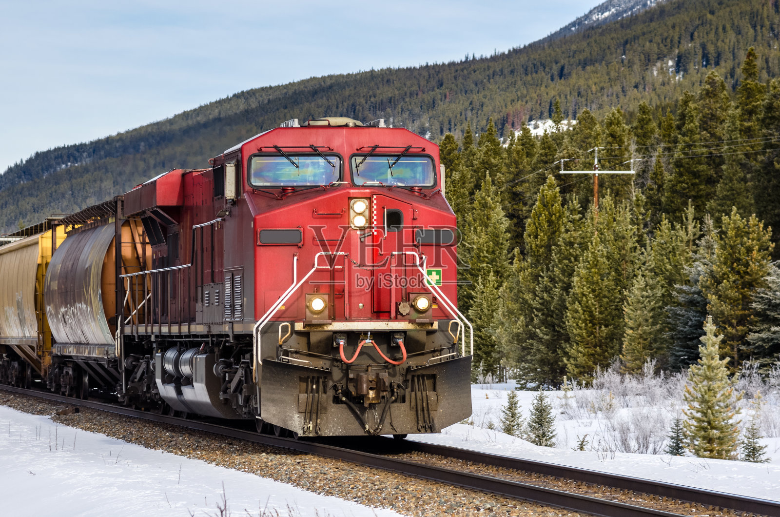 穿越加拿大落基山脉的货运列车照片摄影图片