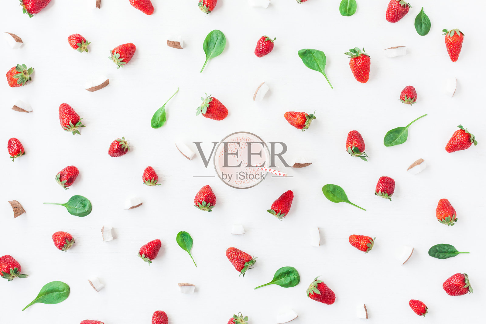 草莓奶昔，新鲜草莓和椰子在白色的背景照片摄影图片