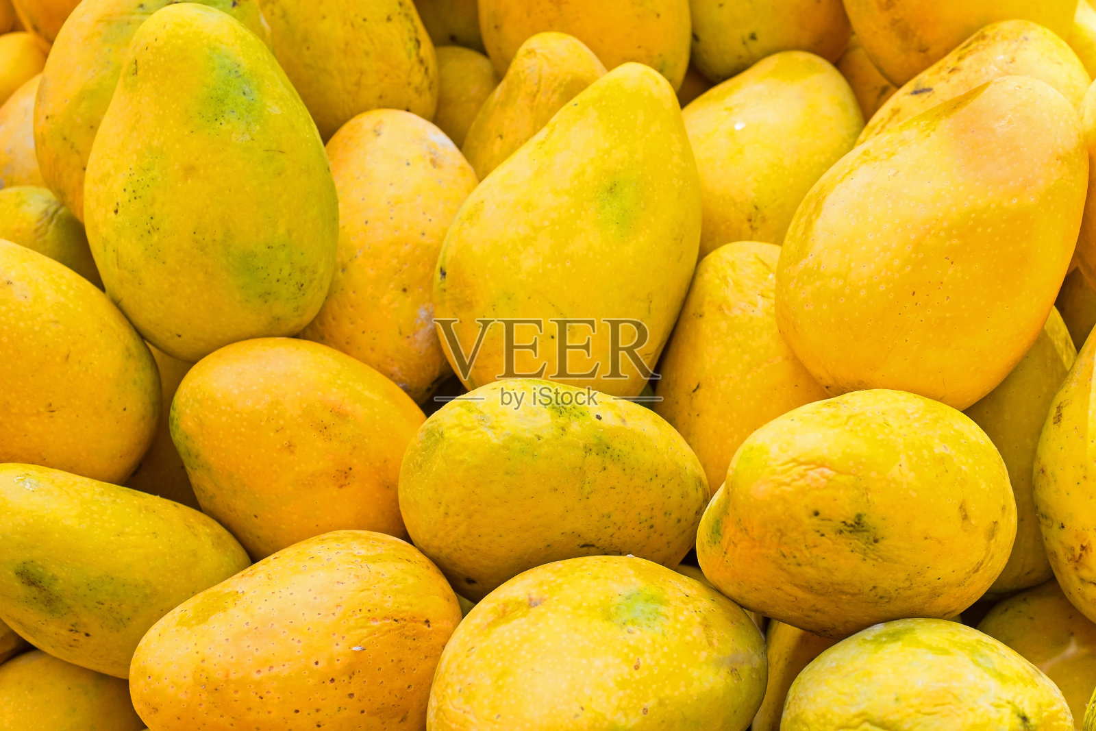 印度市场上的新鲜木瓜照片摄影图片