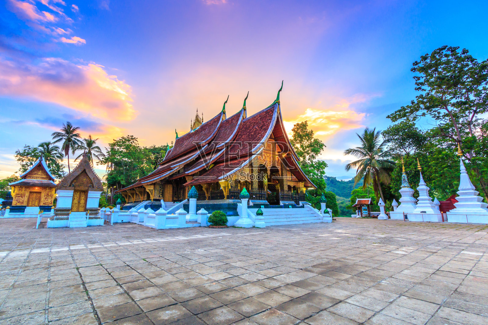 老挝琅勃拉邦的金城寺。湘通寺是老挝最重要的寺院之一。照片摄影图片
