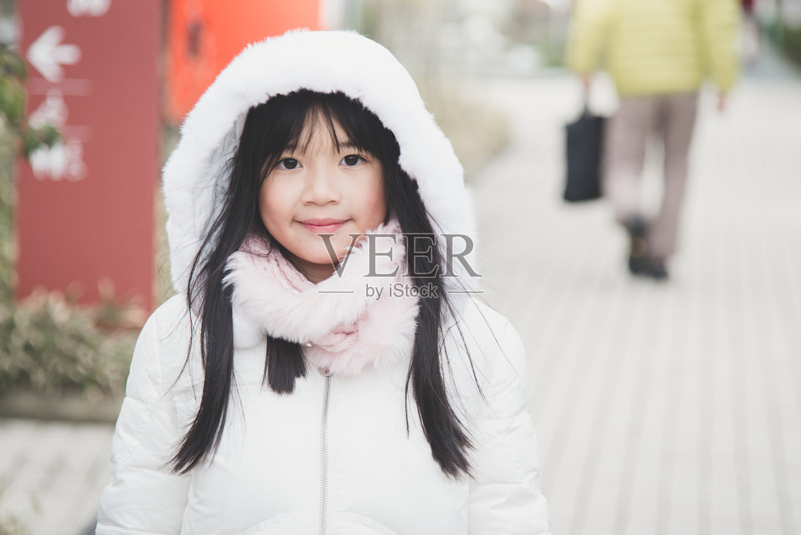美丽的亚洲女孩在冬天大衣我们的门照片摄影图片