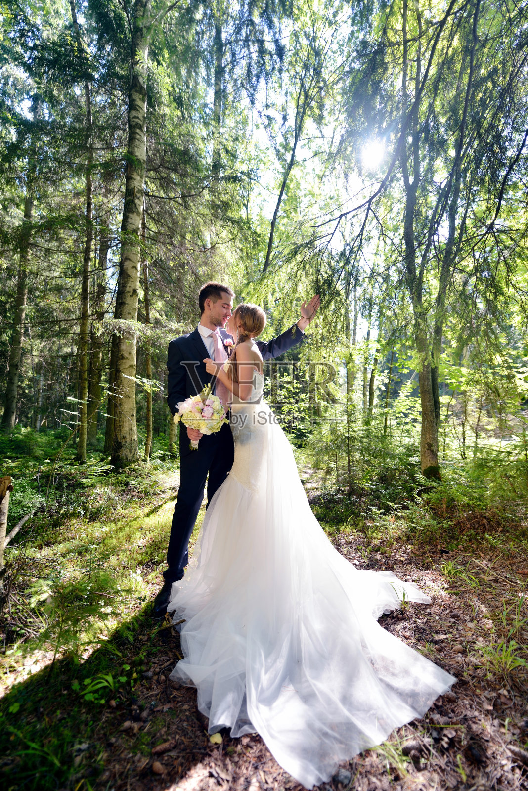 新婚夫妇在大自然中是互相拥抱的照片摄影图片