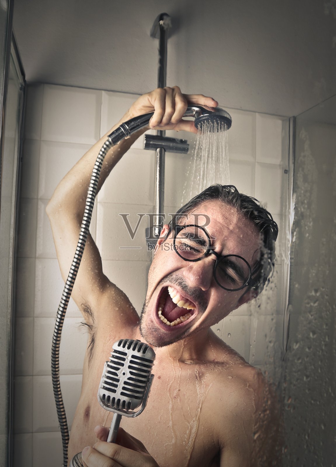 淋浴时唱歌照片摄影图片