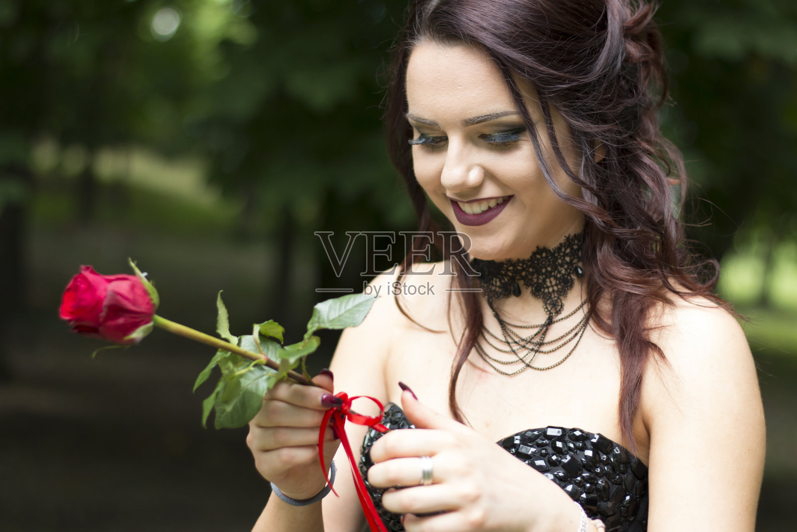 少女捧着红玫瑰微笑照片摄影图片