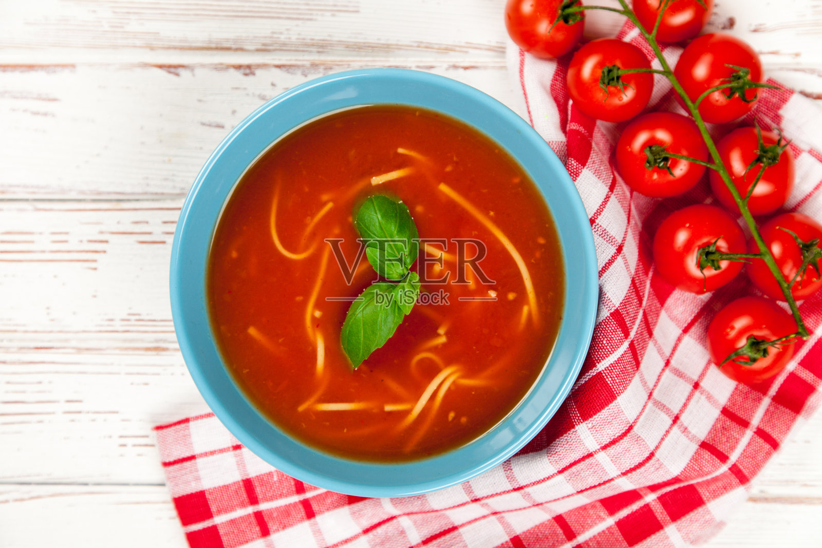 番茄汤和罗勒照片摄影图片