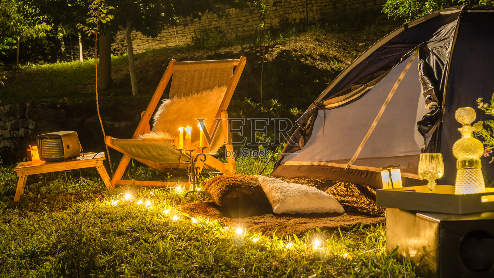 在院子里搭帐篷度过浪漫的夜晚。照片摄影图片