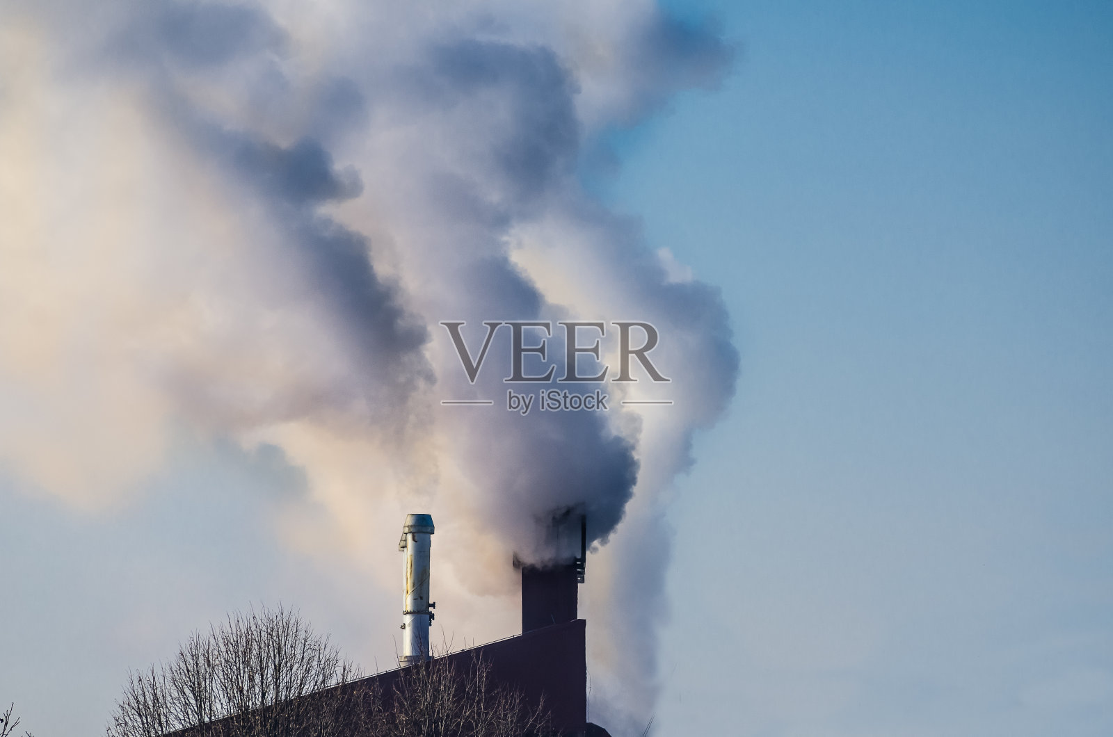 污染。多个煤炭化石燃料发电厂的烟囱排放二氧化碳污染。污染环境。照片摄影图片