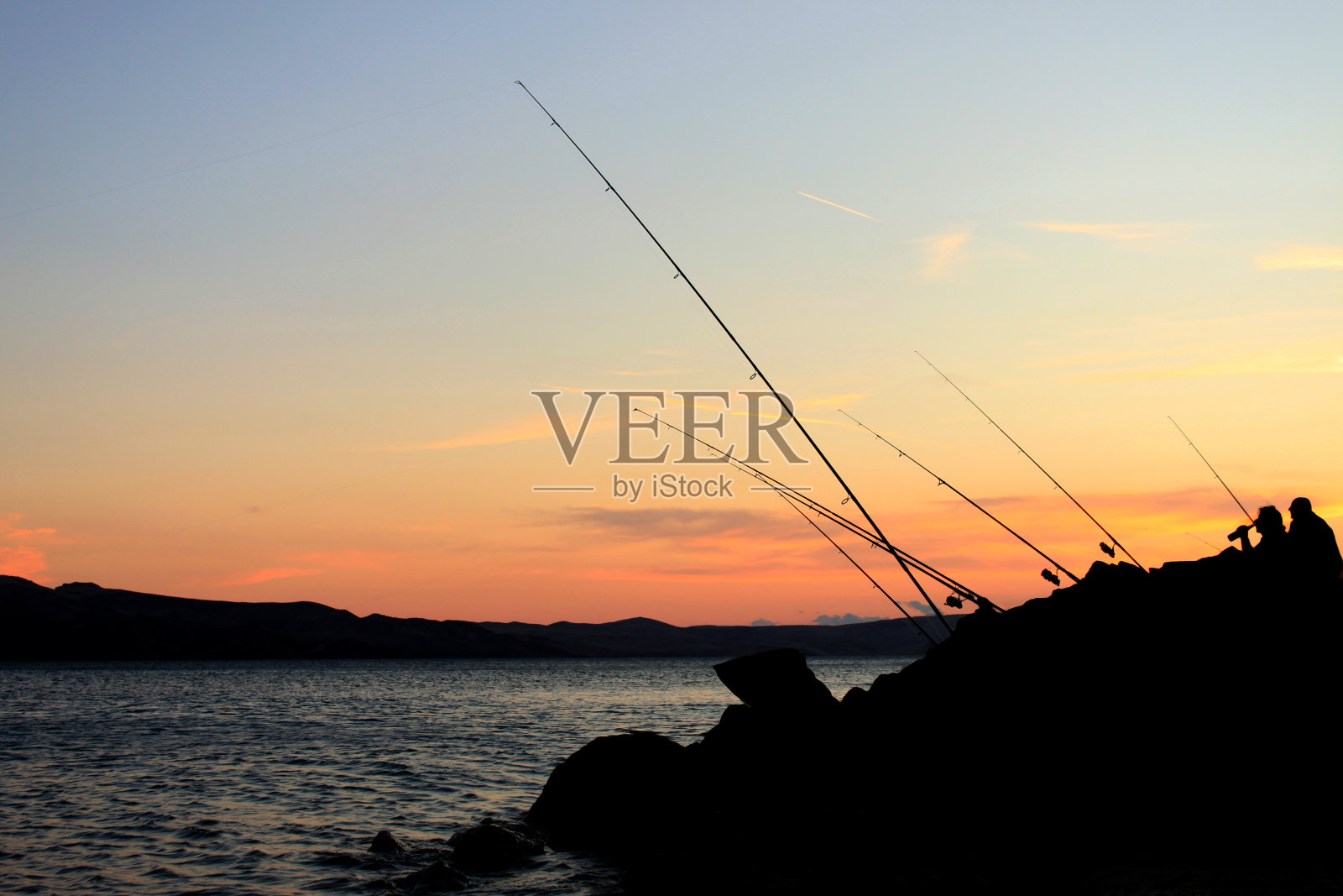钓鱼在日落之后照片摄影图片