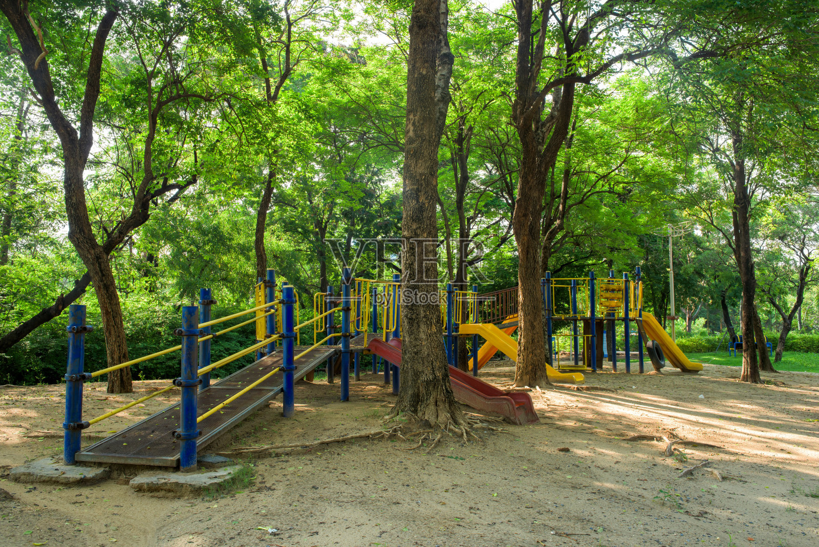 公园里的现代儿童游乐场照片摄影图片
