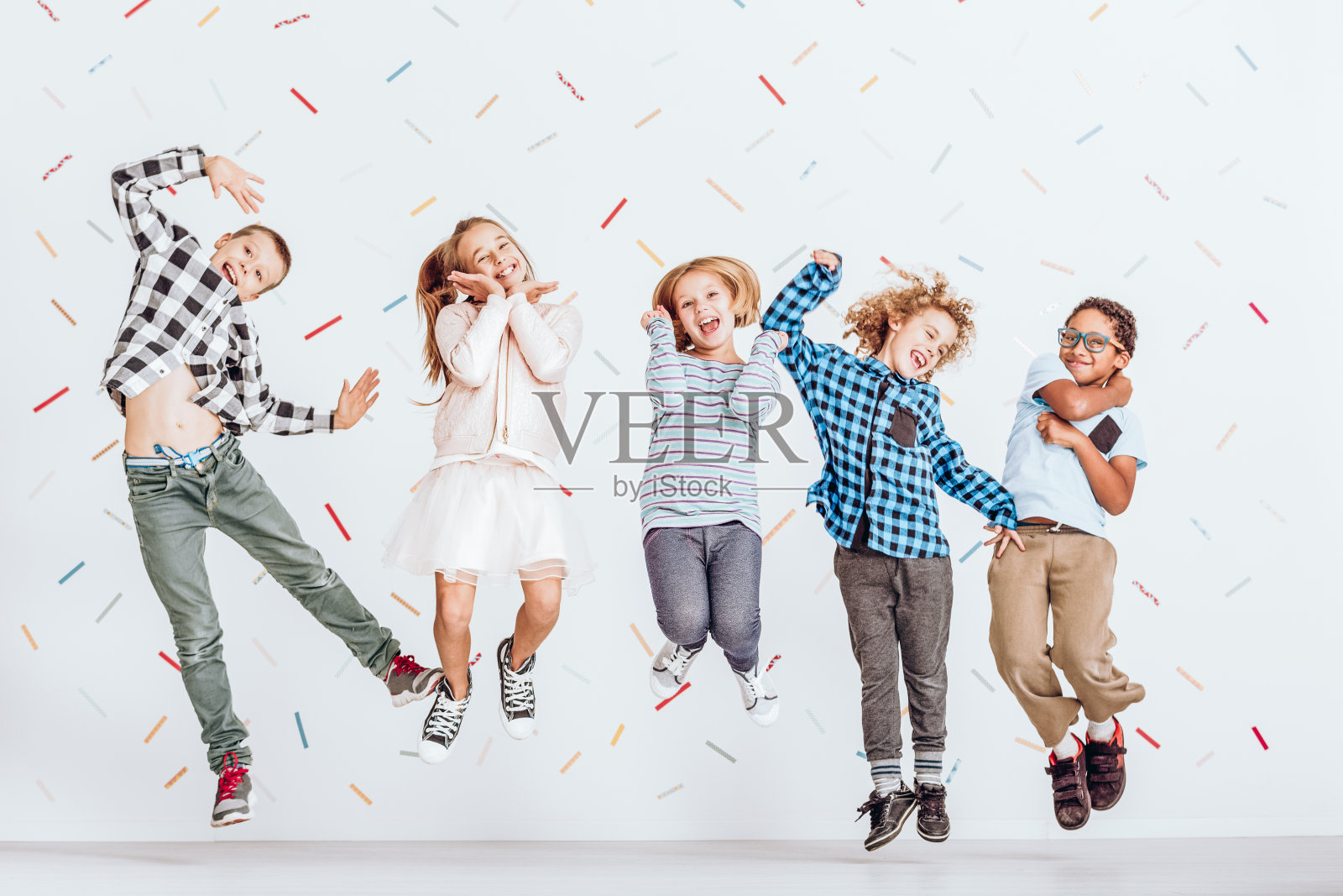 快乐的孩子们跳照片摄影图片