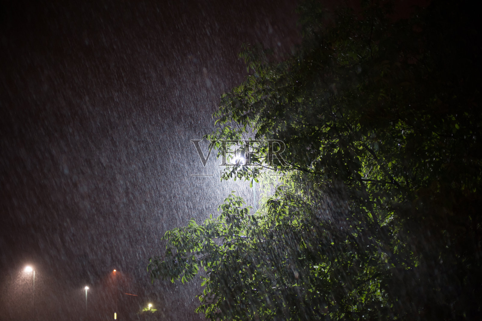夏季暴雨季节下街灯照片摄影图片
