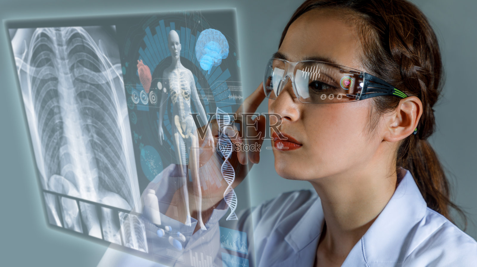 年轻女医生看着全息屏幕。电子医疗记录。智能眼镜。医疗技术的概念。照片摄影图片