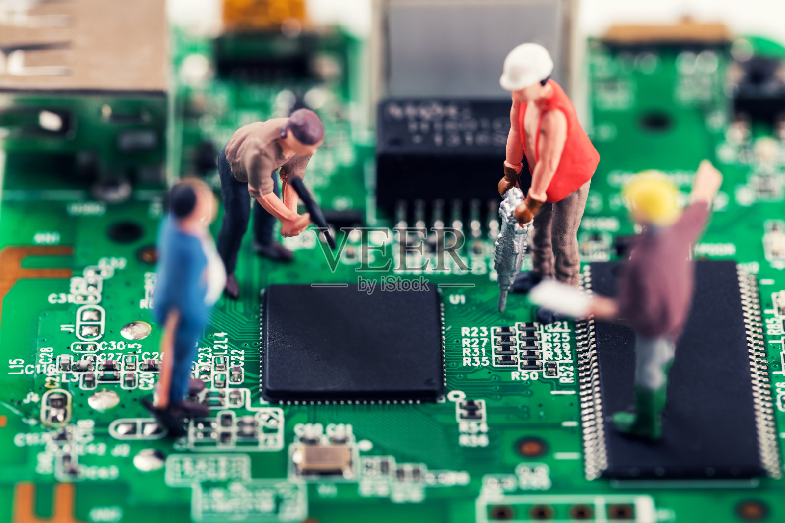电子维修和技术支持概念-工人修理电路板照片摄影图片