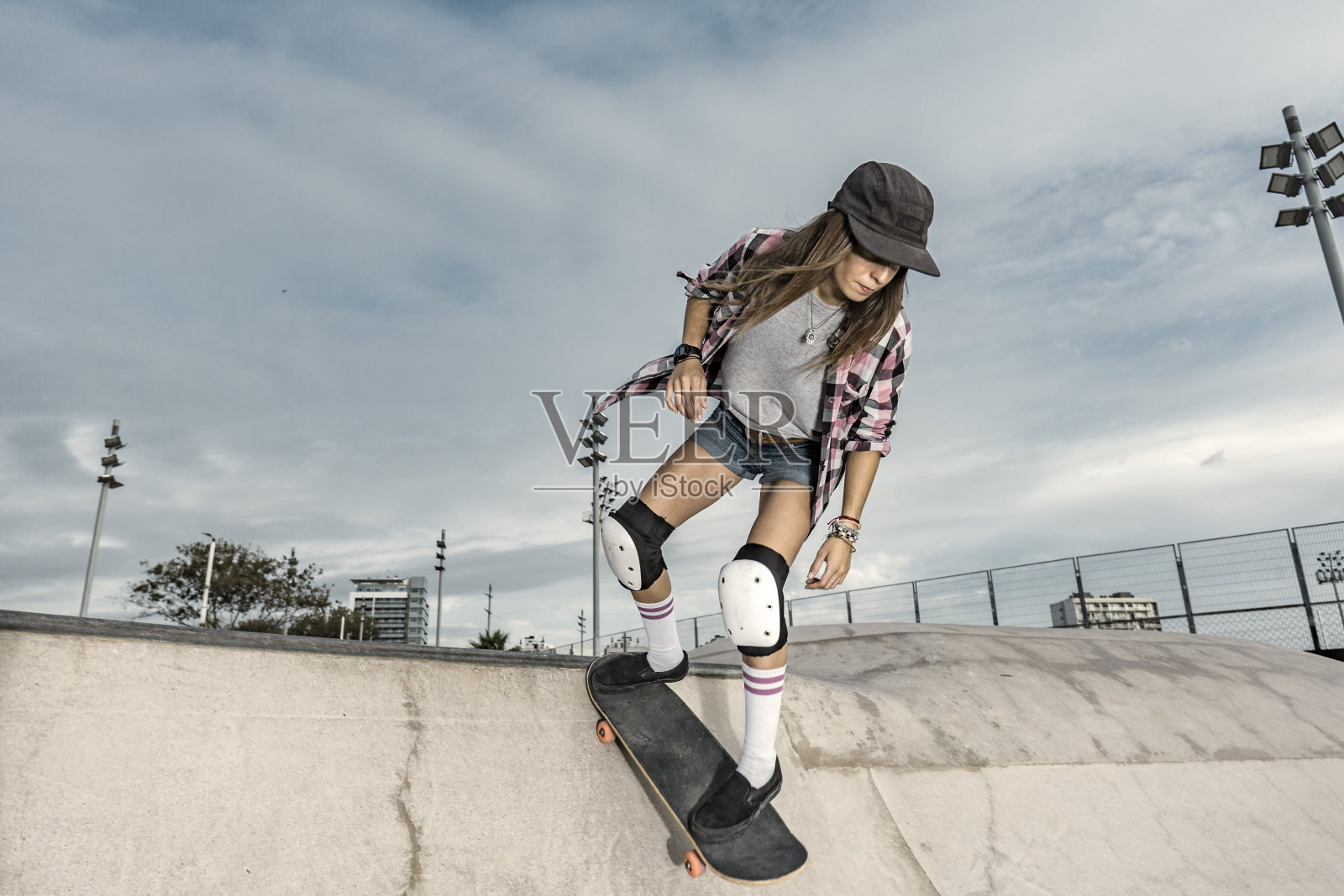 滑板公园里年轻的女滑板手照片摄影图片