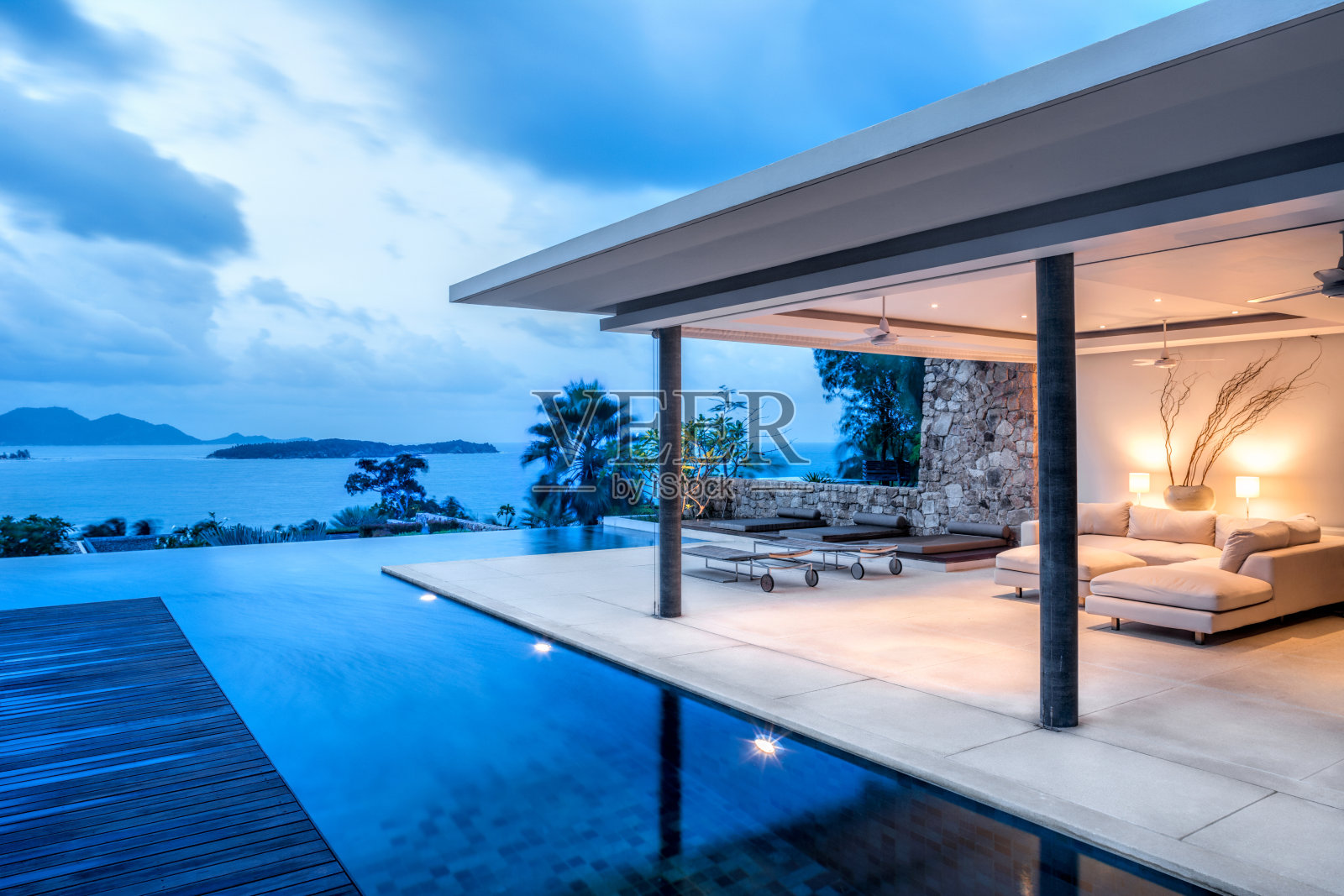 豪华度假岛别墅住宅外观与无限游泳池照片摄影图片