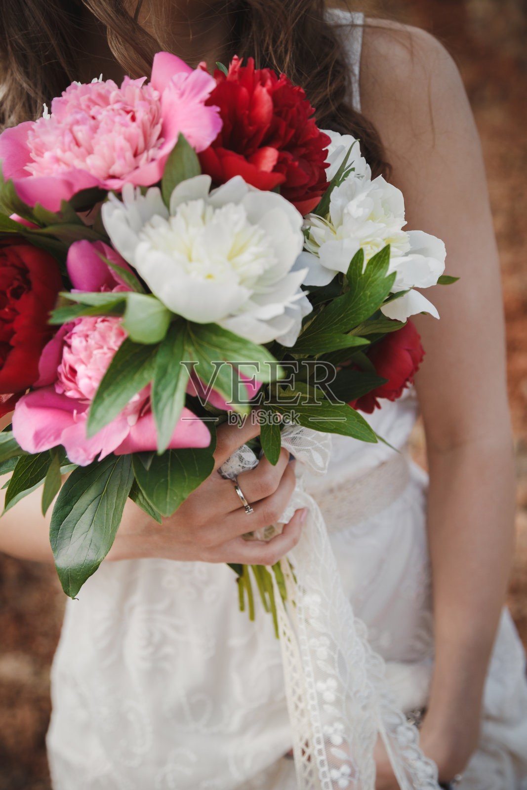 户外婚礼，特写时尚的新娘与婚礼花束照片摄影图片