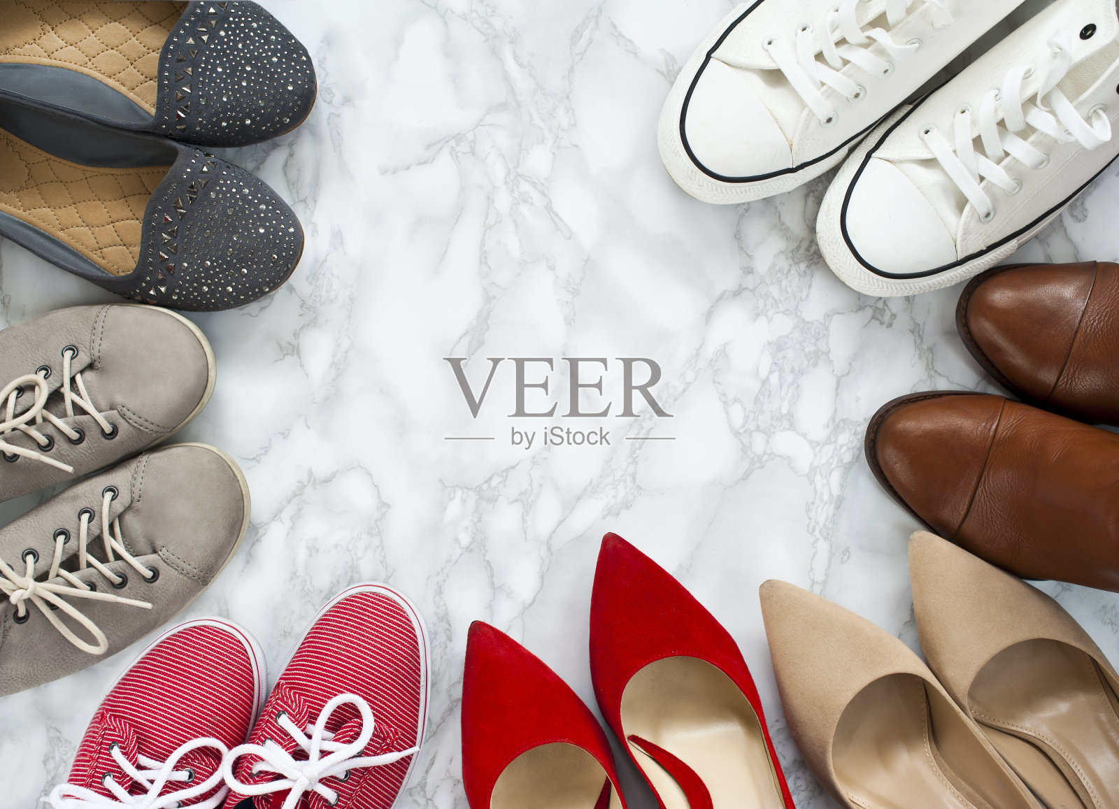 时尚平底鞋-各种色彩丰富的女鞋上的白色，大理石，优雅的背景。照片摄影图片