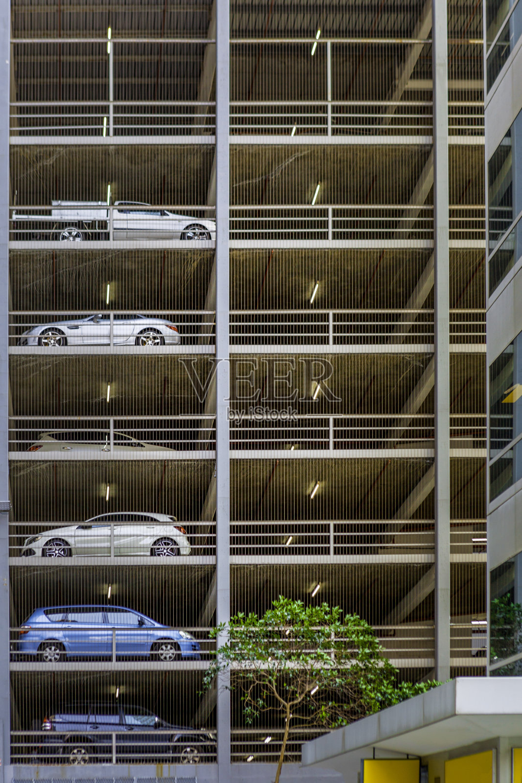 汽车停放在澳大利亚墨尔本的多层停车场大楼照片摄影图片