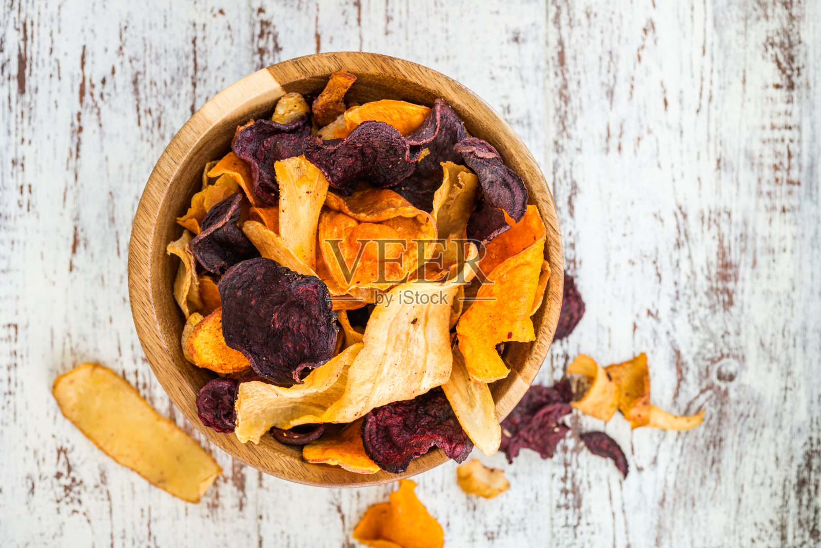 一碗由蔬菜薯条、薯片组成的健康零食照片摄影图片