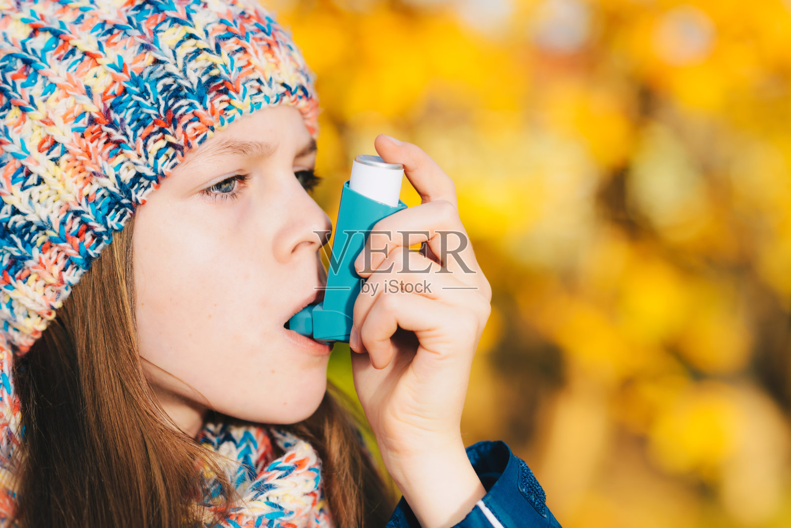 气喘病人女孩在公园里吸入治疗呼吸急促和气喘的药物照片摄影图片