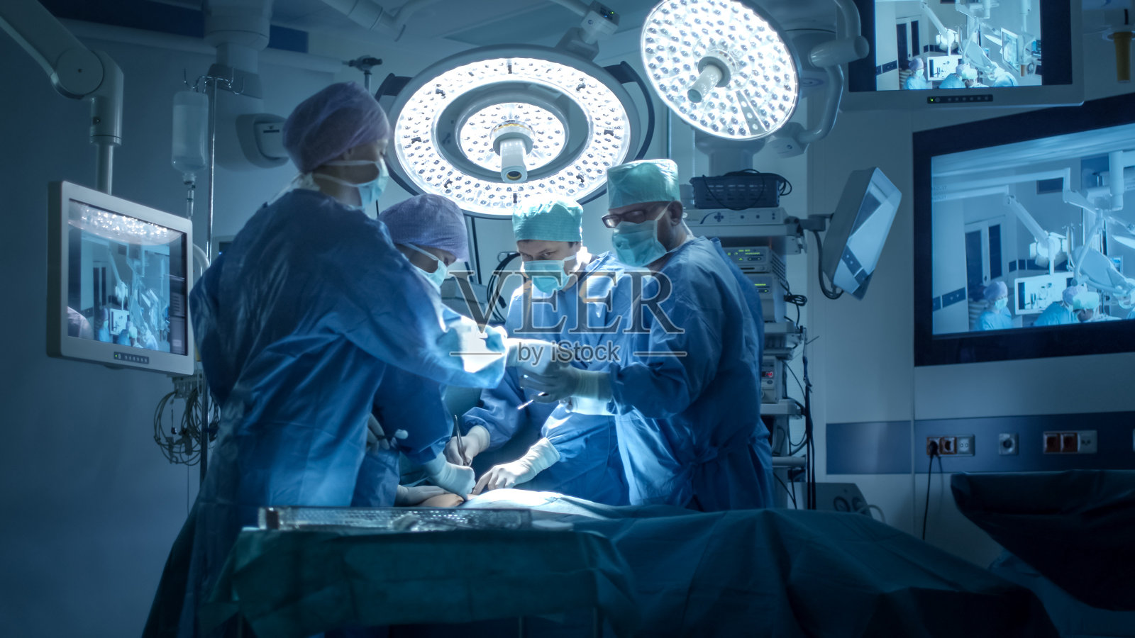 医疗队在现代手术室进行外科手术照片摄影图片