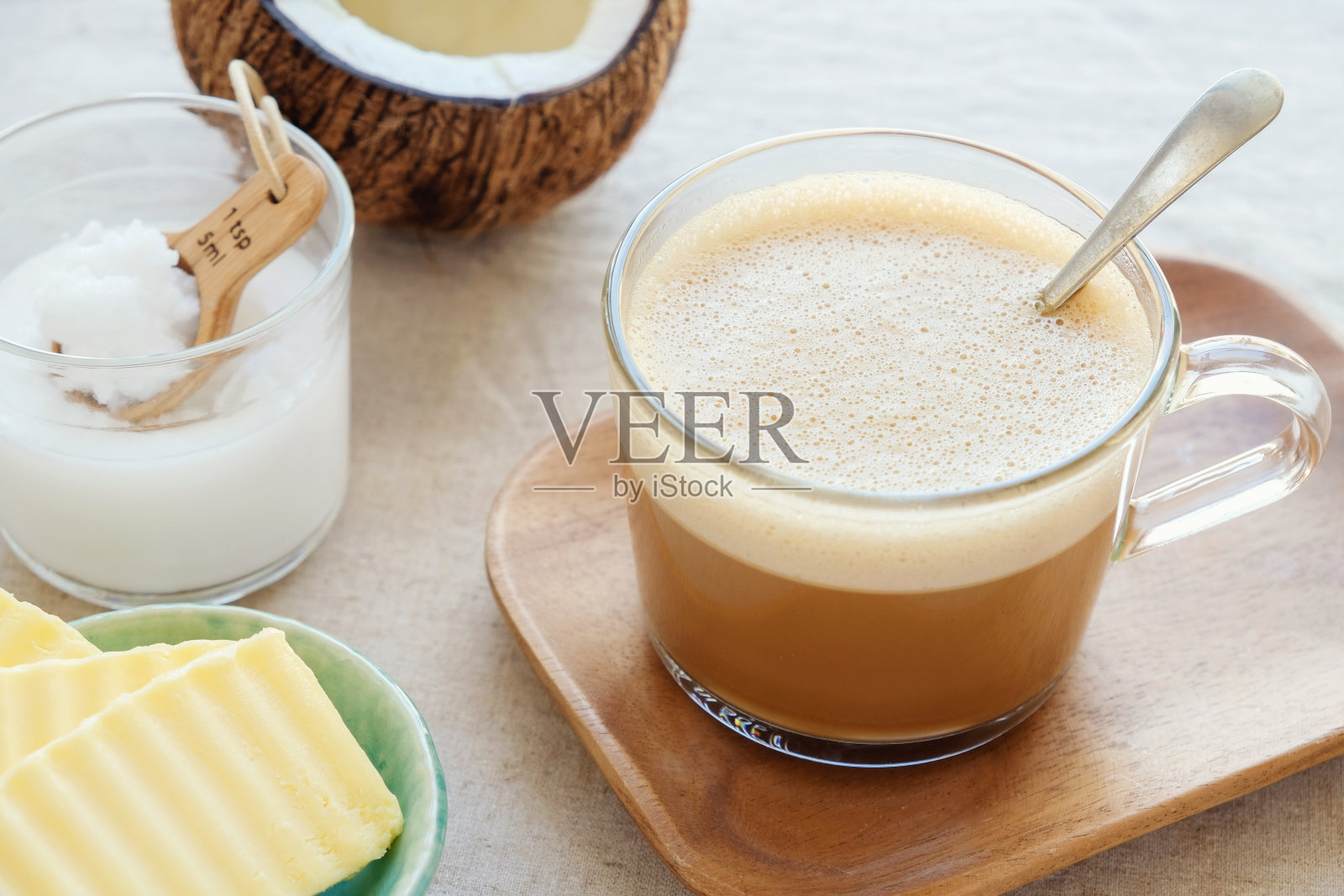 防弹咖啡，混合有机草料黄油和MCT椰子油，史前，生酮饮料早餐照片摄影图片