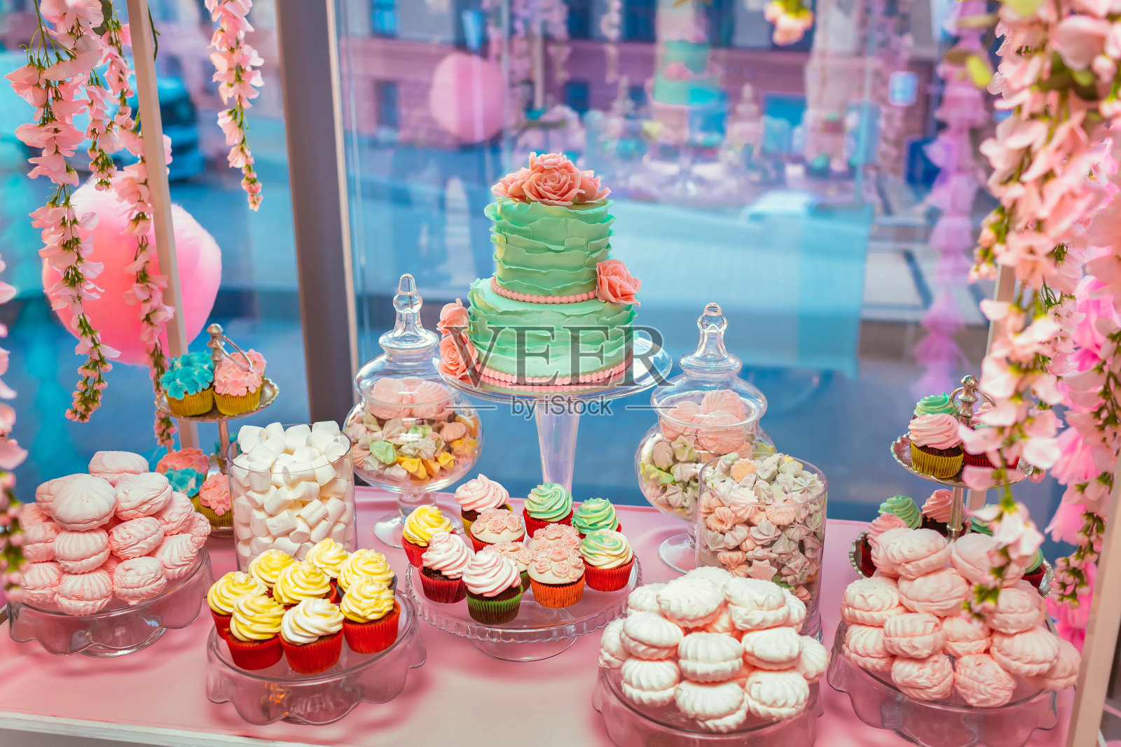 糖果酒吧。美味的甜自助餐，有纸杯蛋糕和婚礼蛋糕。有棉花糖和其他甜点的甜蜜假日自助餐。照片摄影图片
