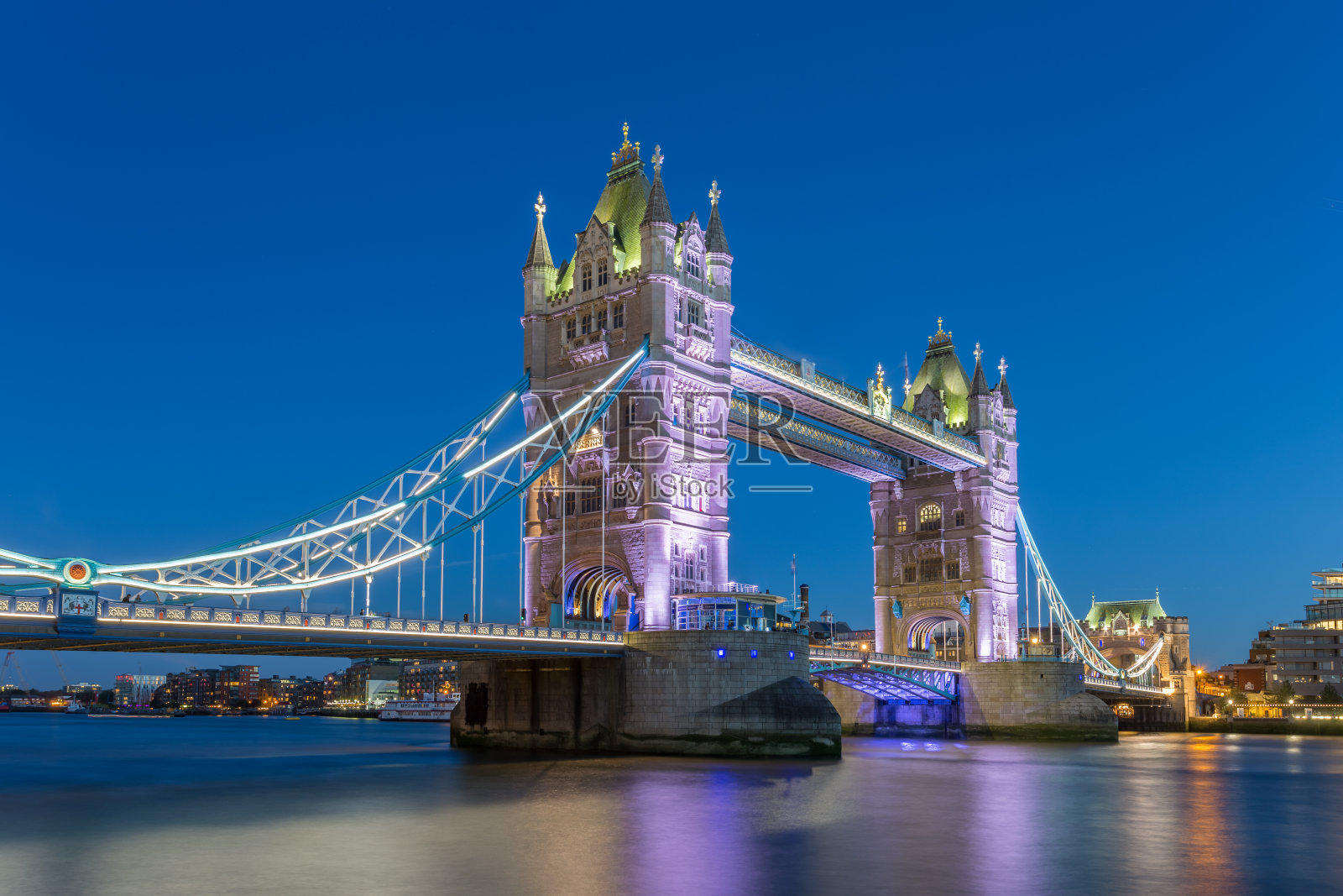 塔桥夜景-伦敦照片摄影图片