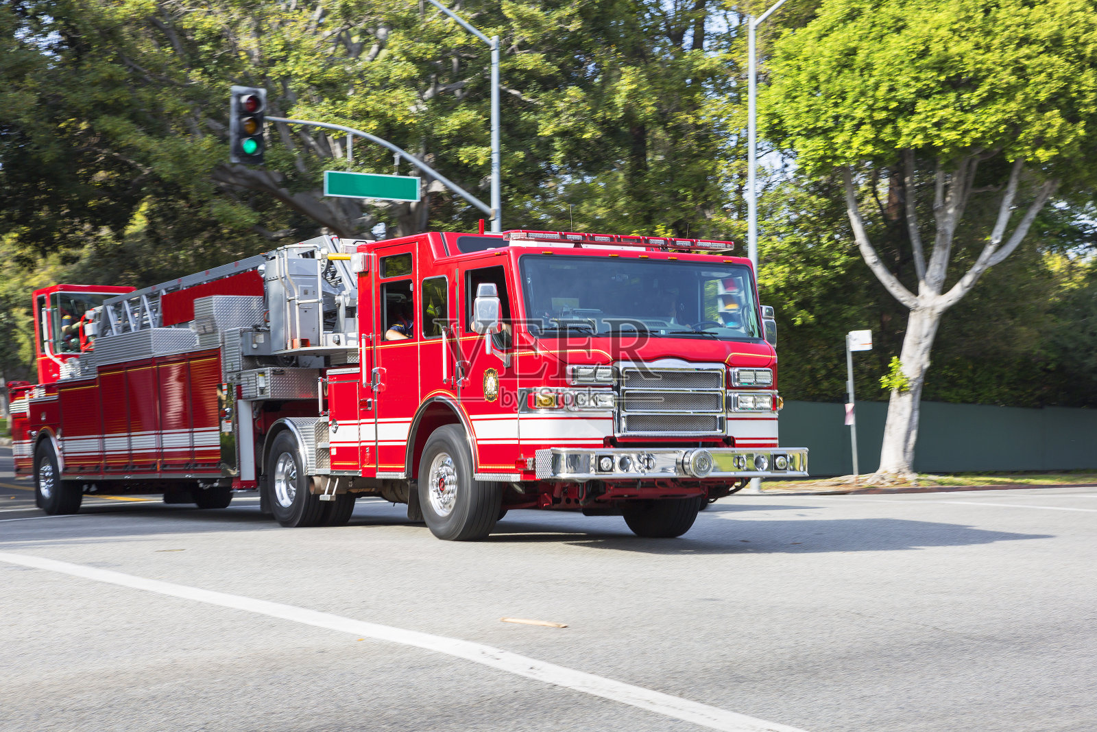 美国洛杉矶，消防车在街道上。照片摄影图片