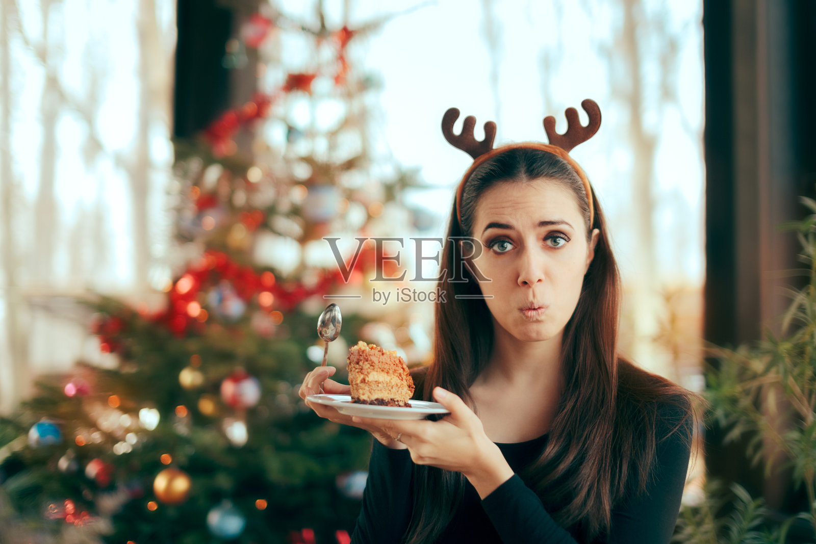 圣诞晚宴上讨厌蛋糕的挑剔女孩照片摄影图片