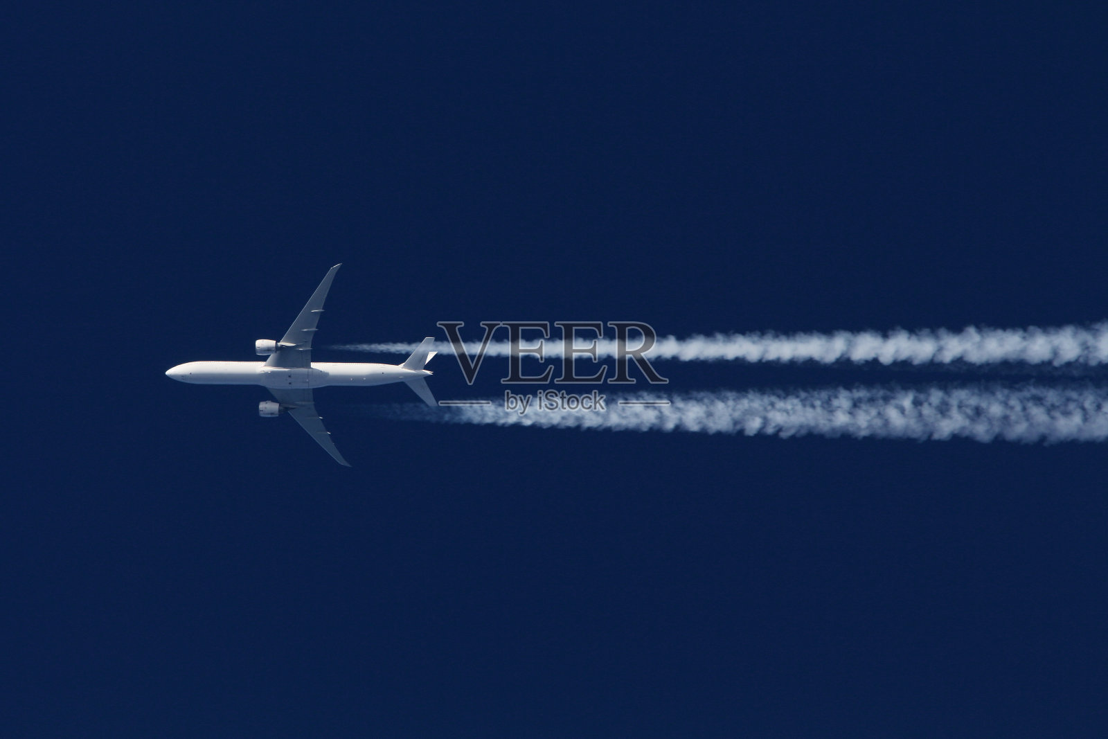 波音777民航客机在高空飞行照片摄影图片