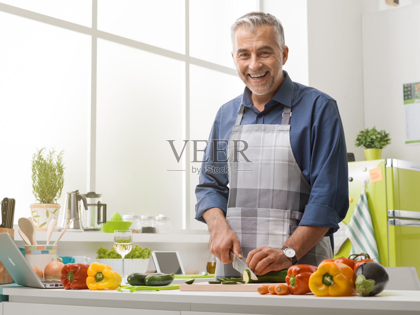 快乐的男人在厨房做饭照片摄影图片