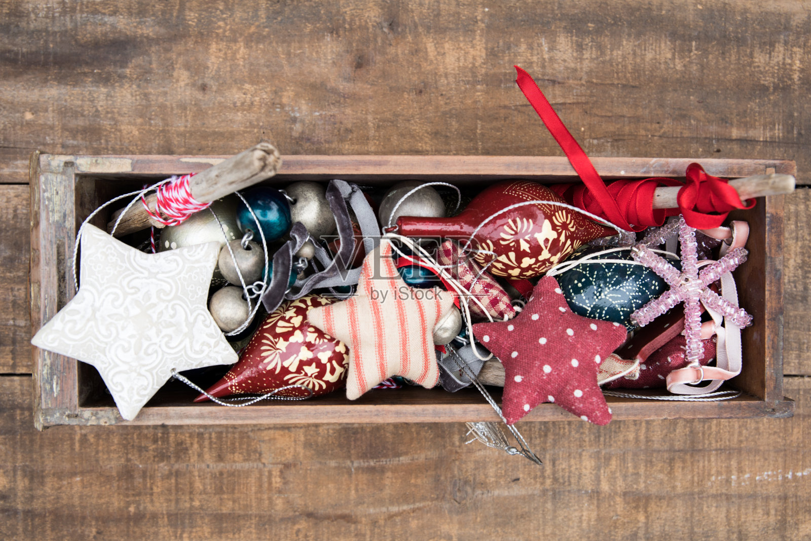 圣诞树的装饰品和装饰在一个盒子里照片摄影图片