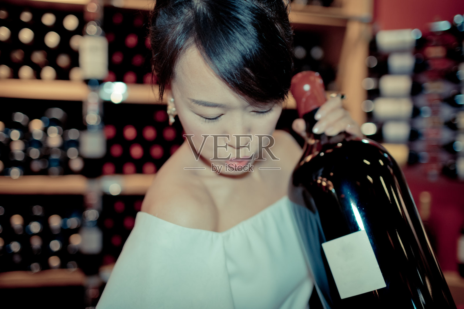美丽的亚洲女人与葡萄酒，上海，中国。照片摄影图片
