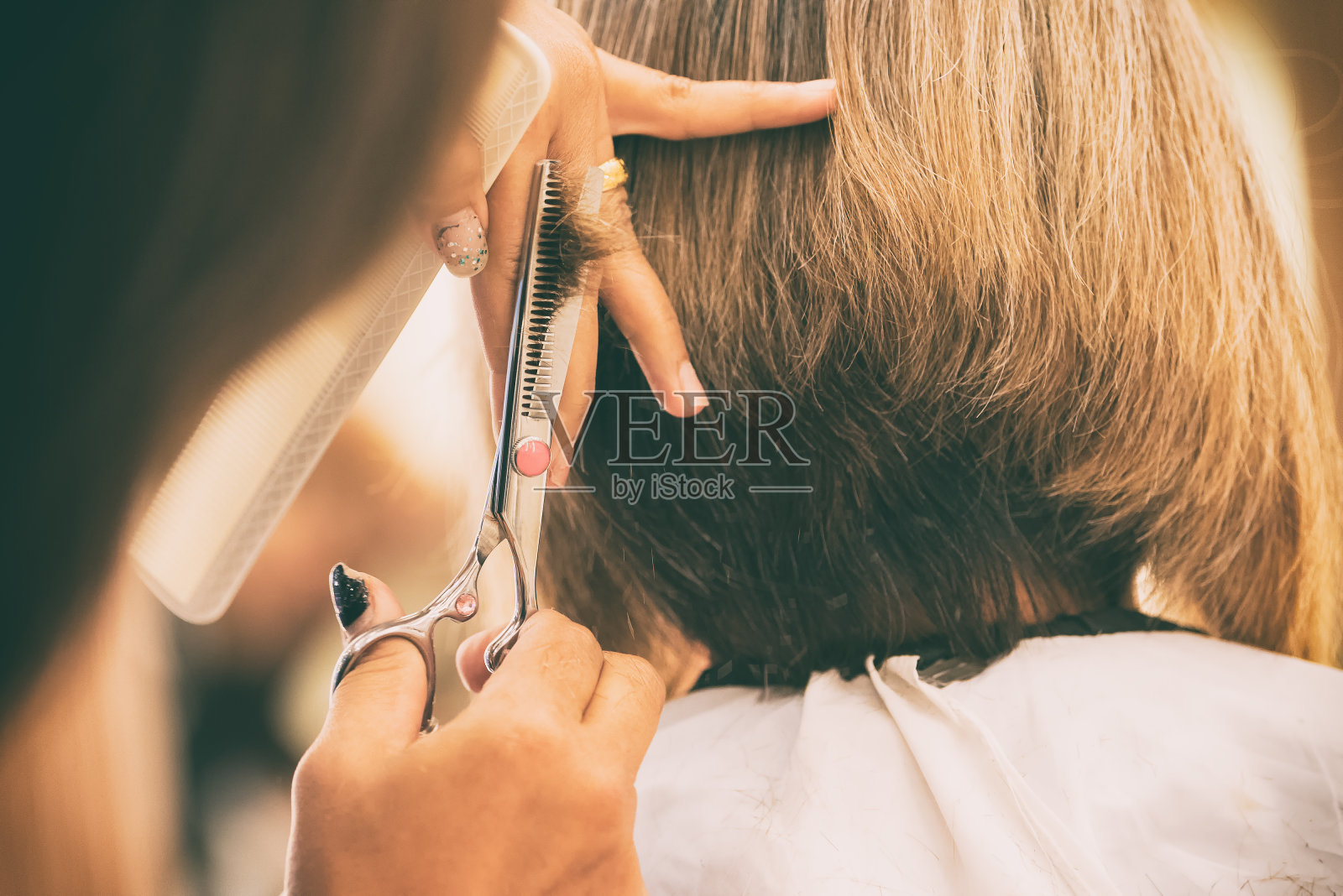 理发师用手剪头发。照片摄影图片