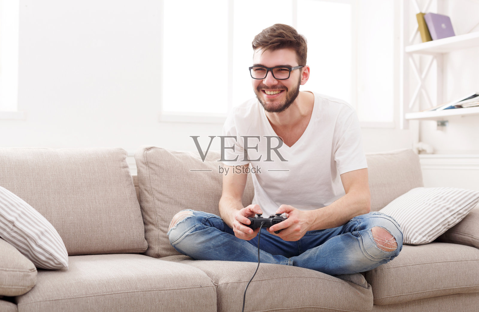快乐的年轻人在家里玩电子游戏照片摄影图片