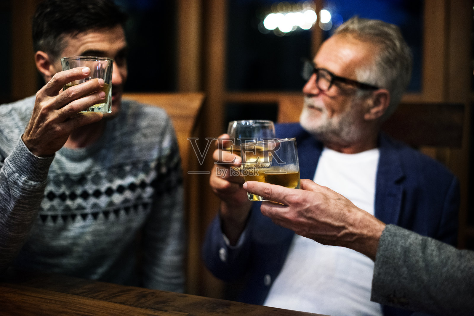 两个朋友在一起喝酒照片摄影图片