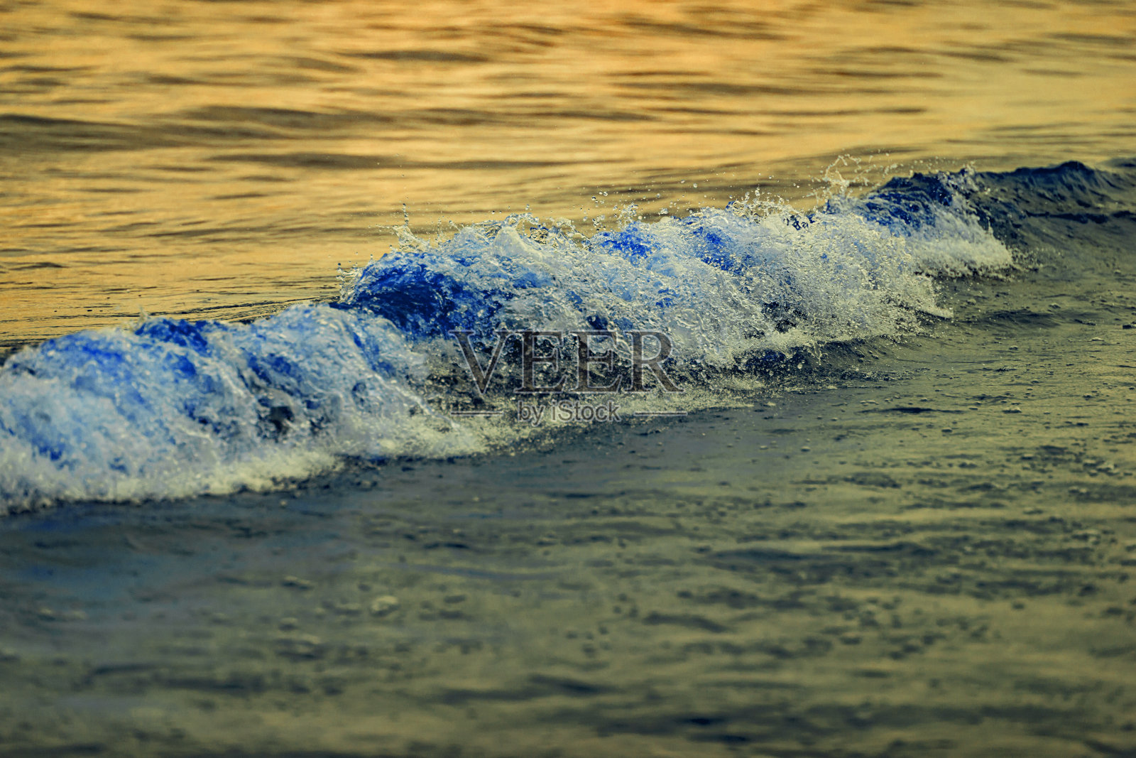 橙蓝色的泡沫波浪照片摄影图片