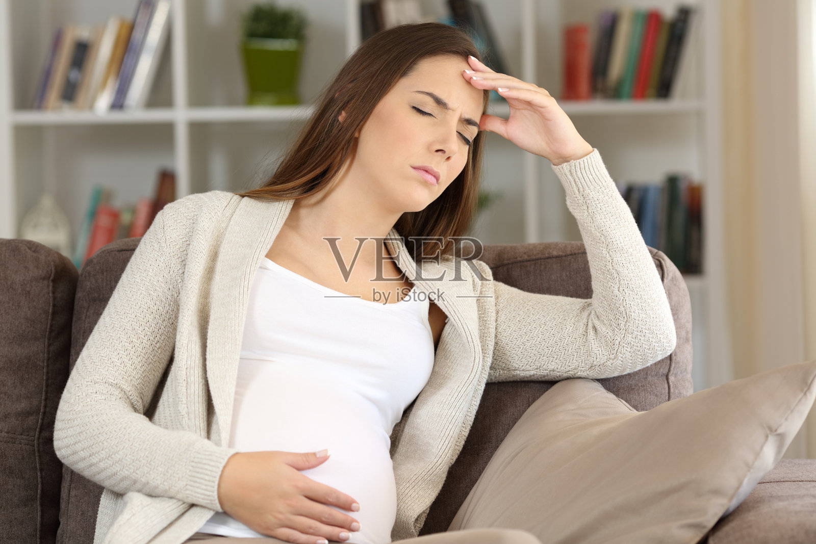 在家患偏头痛的孕妇照片摄影图片