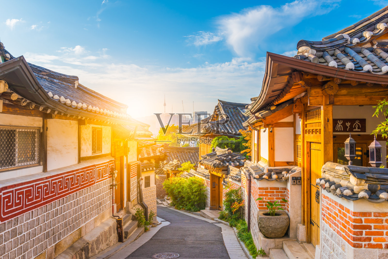 韩国首尔北川韩屋村的日出。照片摄影图片