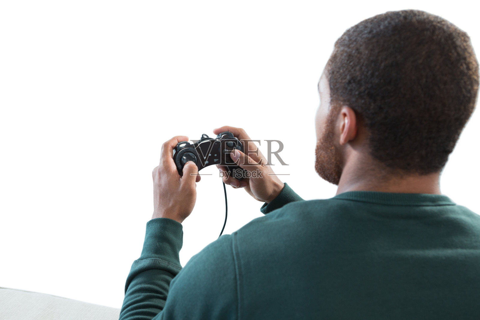 男人在白色背景下玩电子游戏照片摄影图片